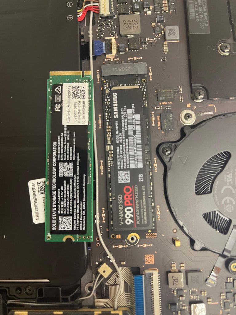 Płyta główna laptopa Samsung Galaxy Book 5 z zamontowanym nowym dyskiem